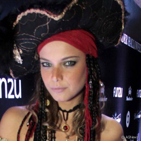 Para se fantasiar de Jack Sparrow, Milena Toscano caprichou no contorno dos olhos com lápis preto